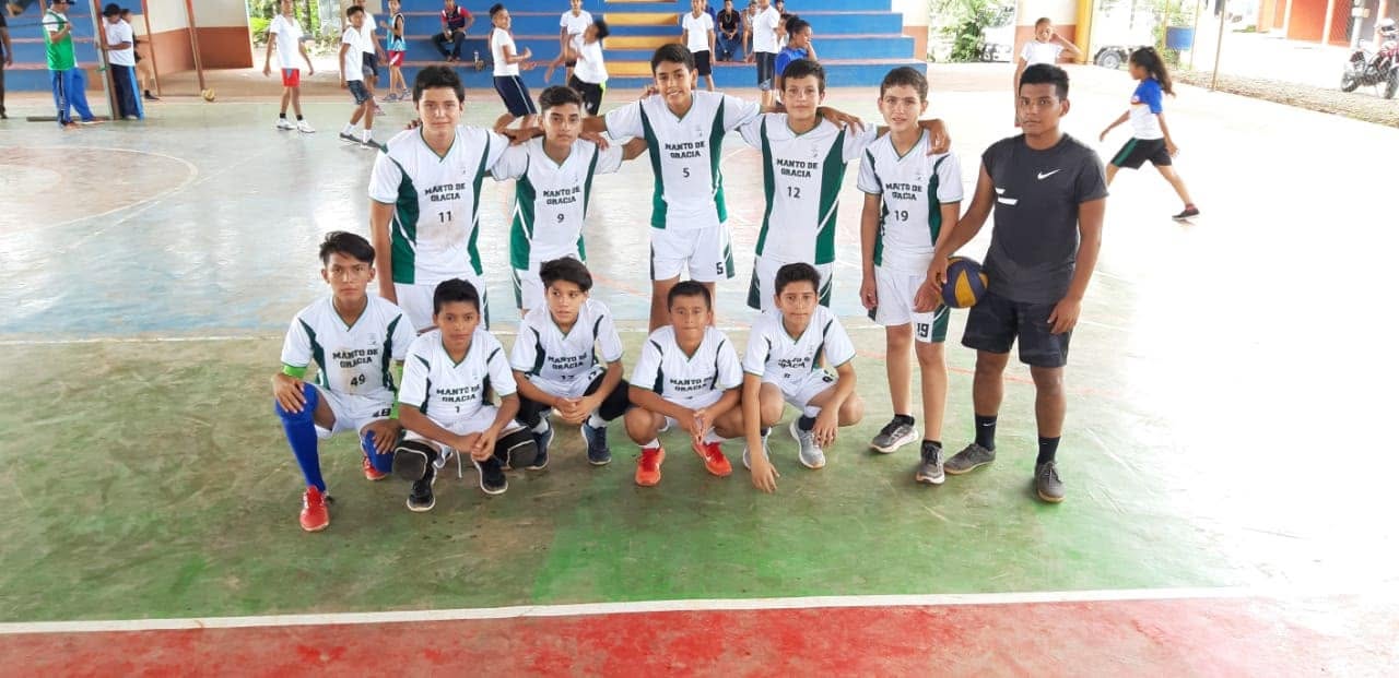 El equipo de voleibol masculino en la cancha