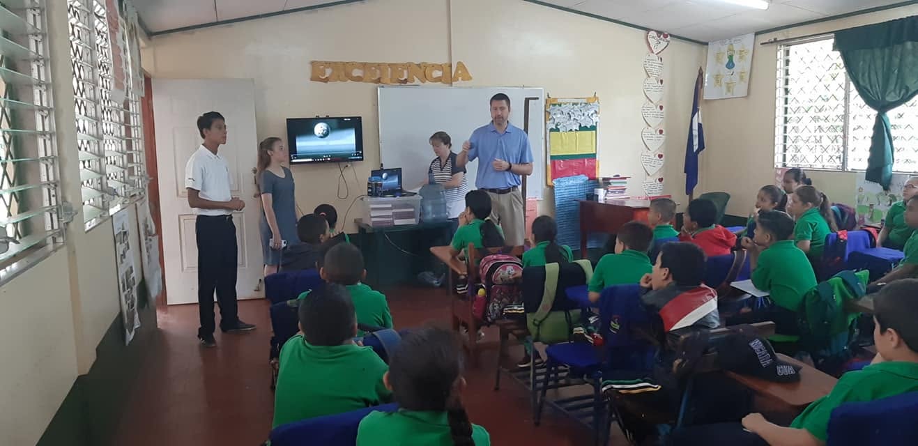 Bret y Sarah conversando con un aula de estudiantes