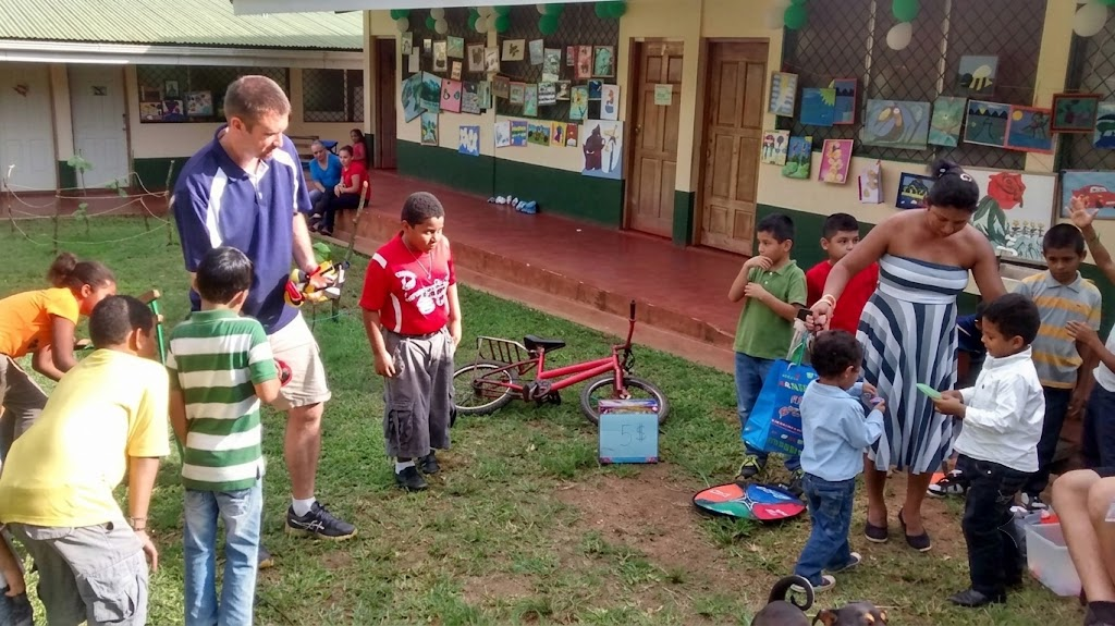 Bret con estudiantes durante una jornada comunitaria