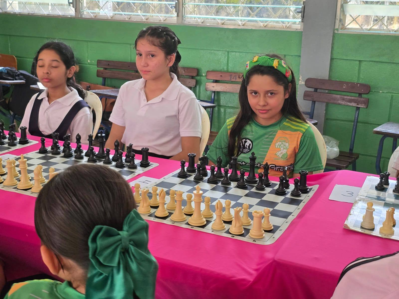 Estudiantes jugando una partida de ajedrez en competencia