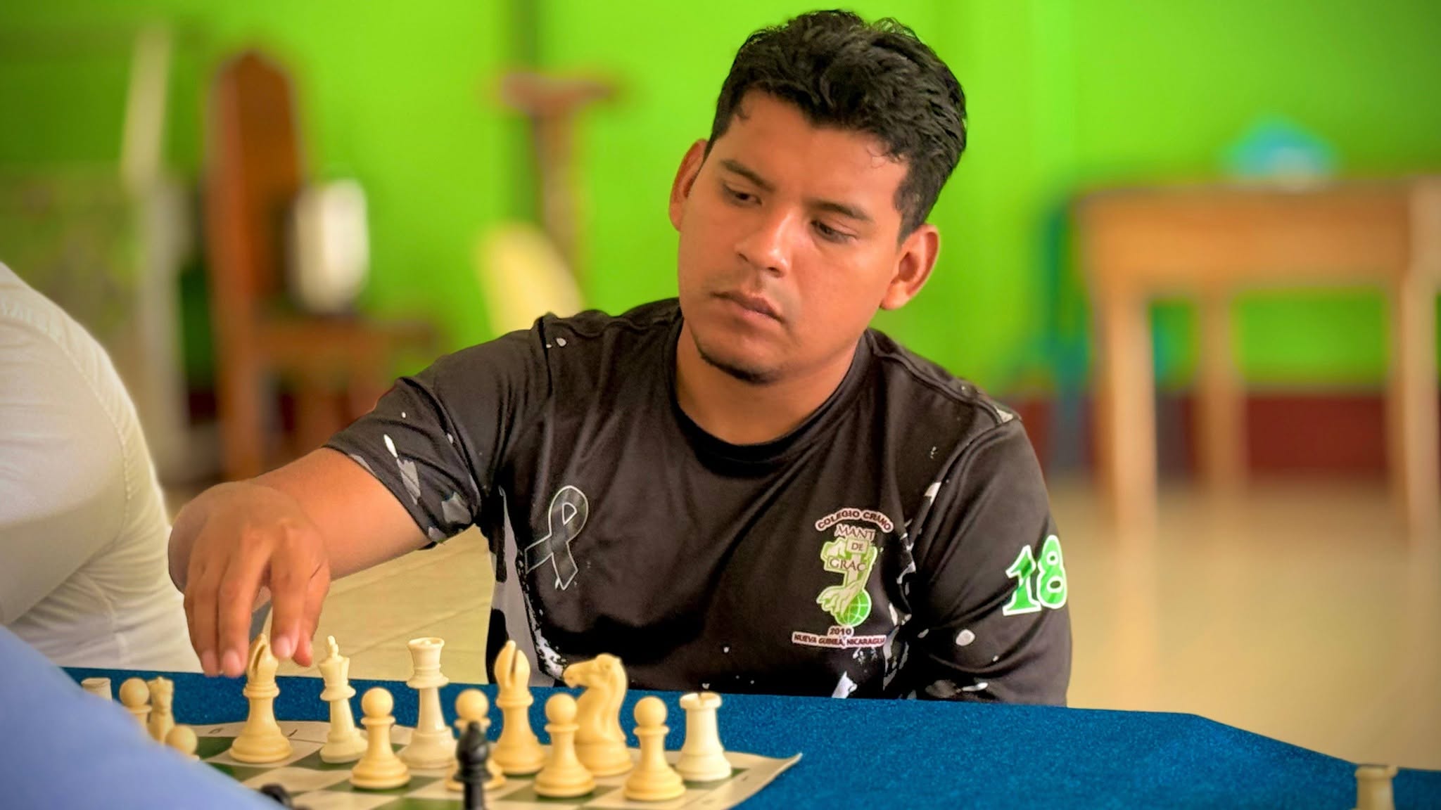 Un estudiante concentrado en su jugada de ajedrez