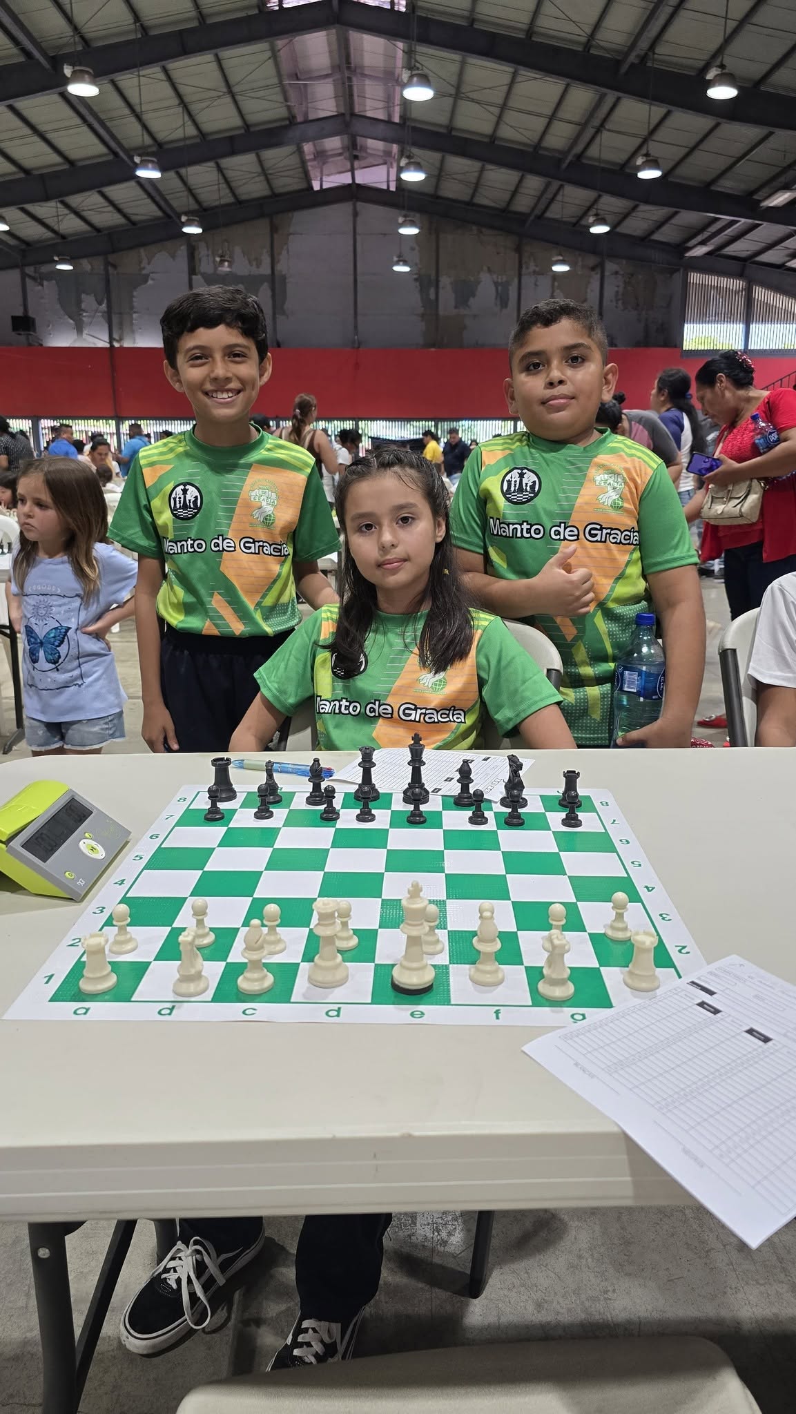 Estudiantes con camisetas del equipo en un torneo de ajedrez