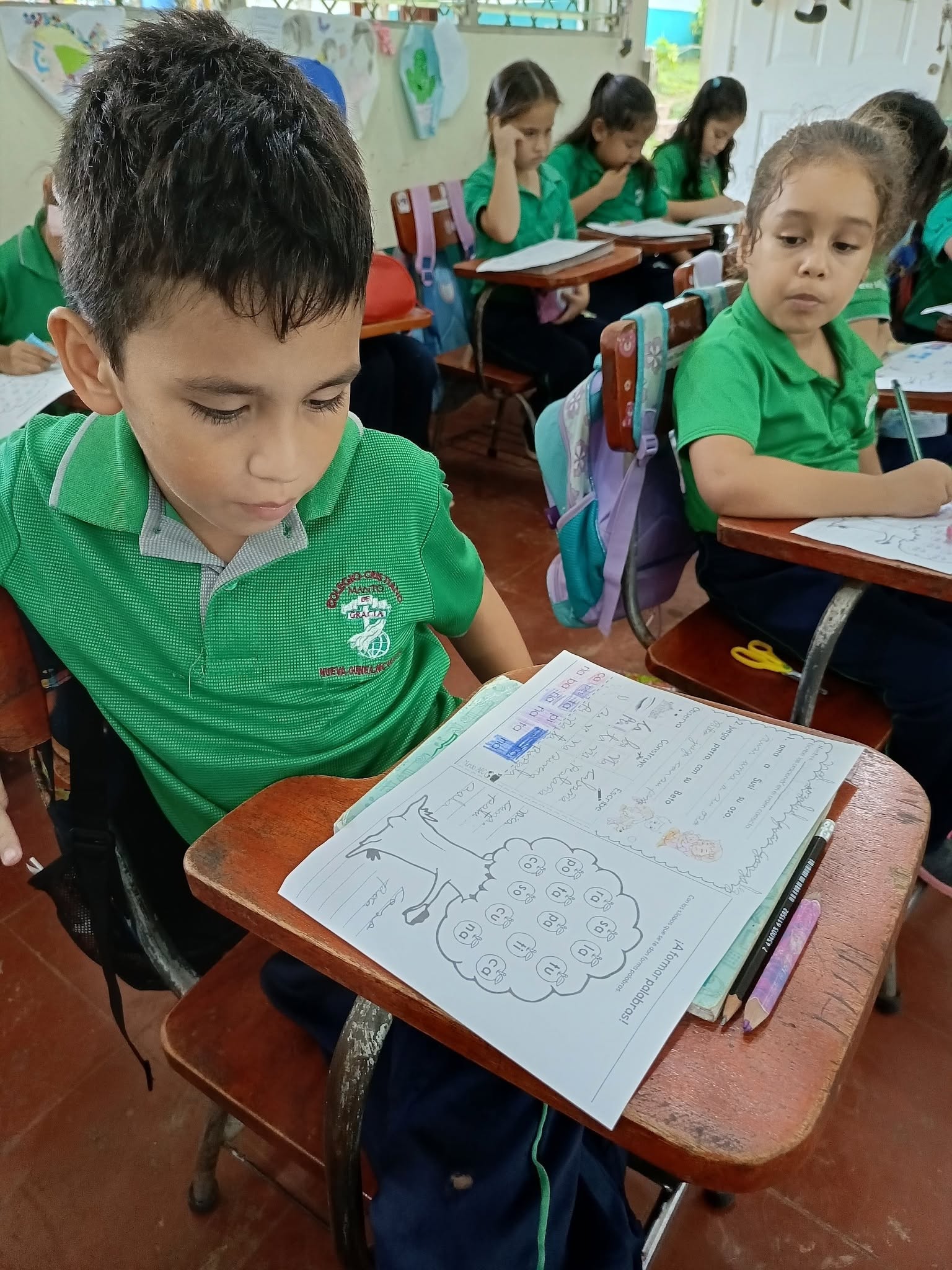 Un estudiante trabajando en su cuaderno
