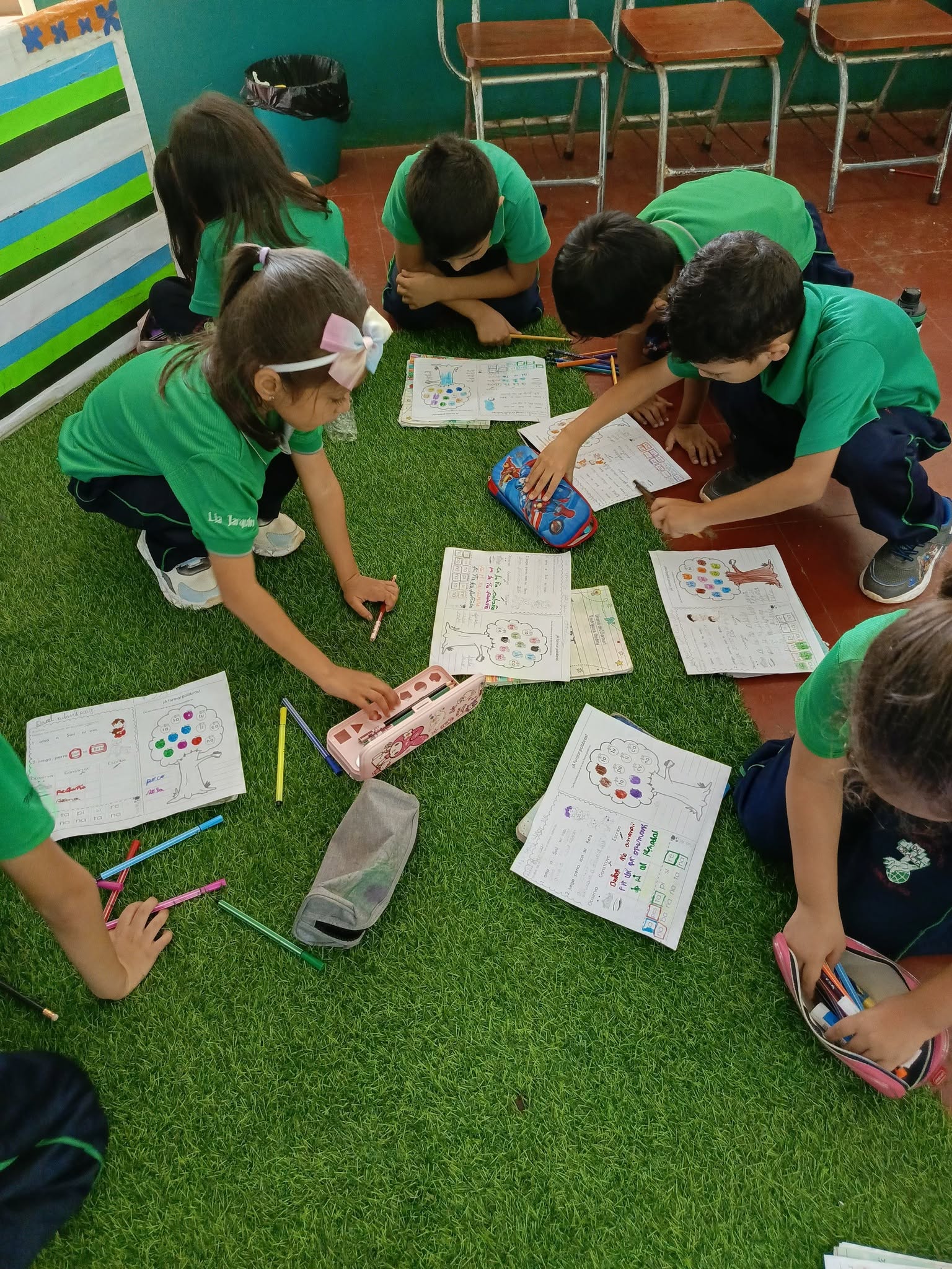 Estudiantes pequeños haciendo ejercicios juntos