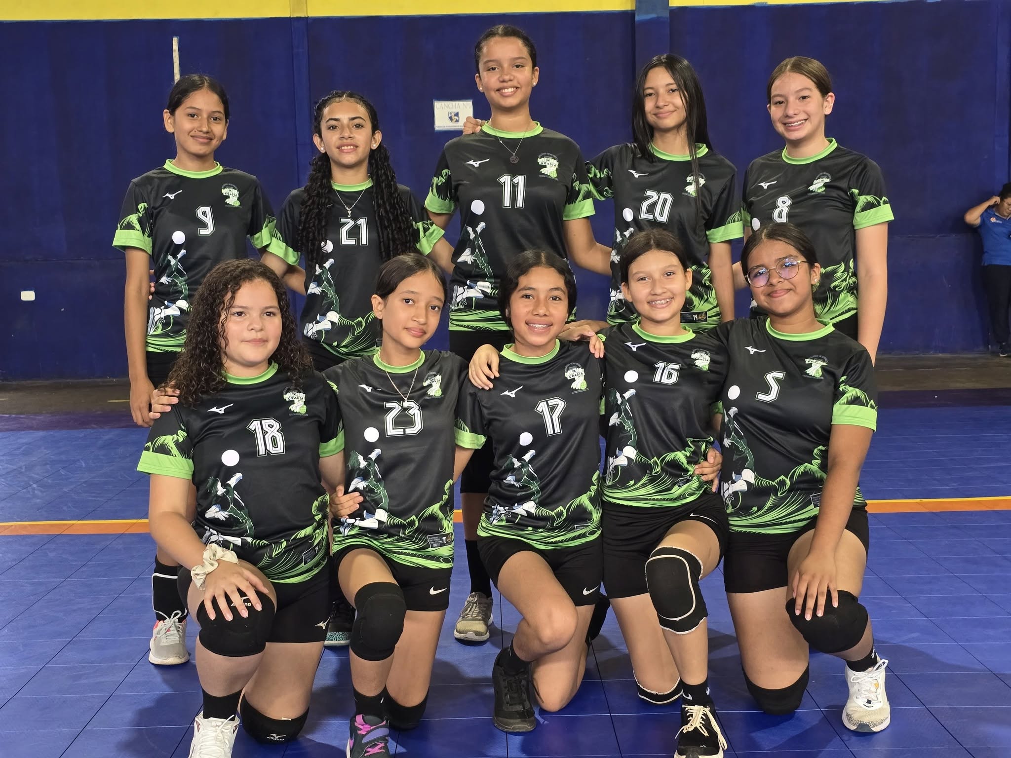 El equipo de voleibol femenino con su uniforme