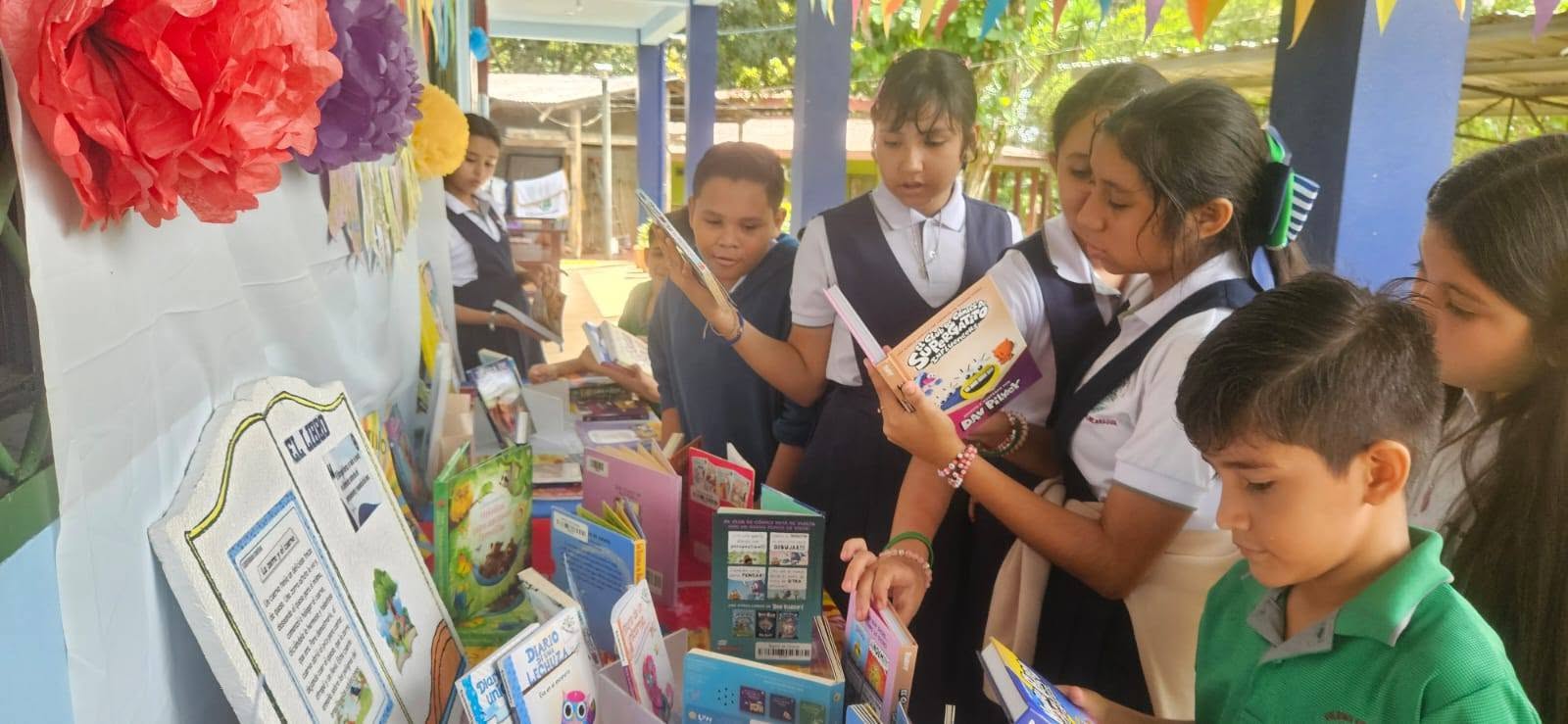Estudiantes eligiendo libros en la feria del libro