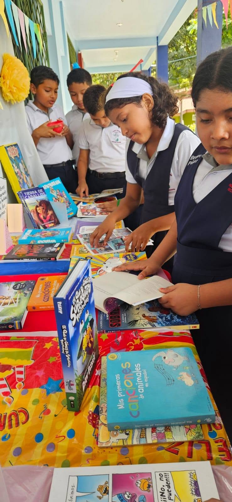 Estudiantes leyendo libros en una mesa
