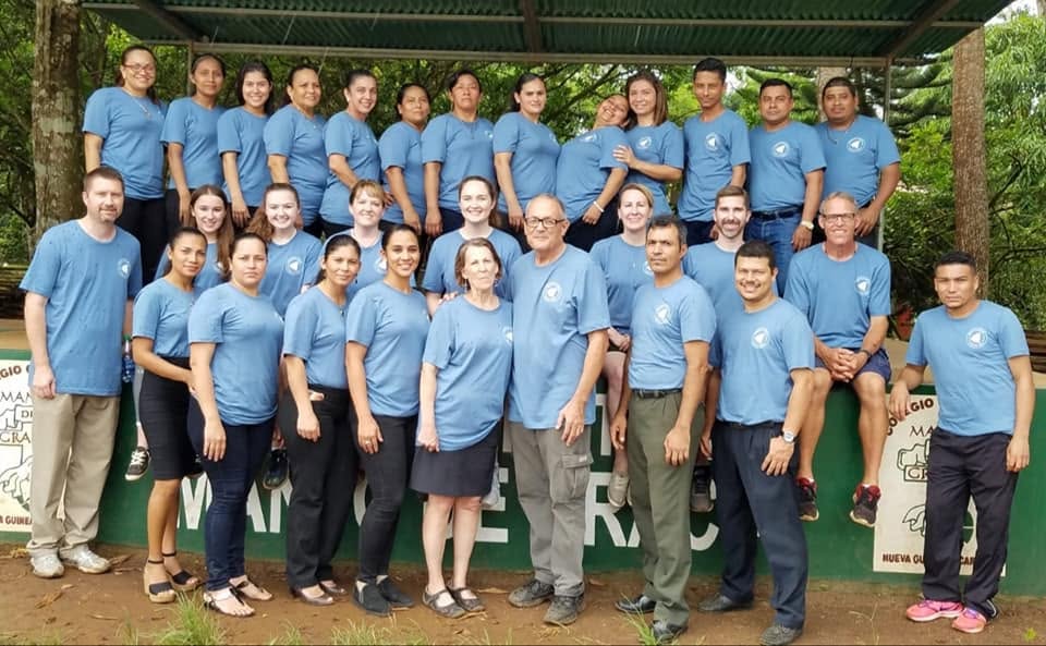 Un equipo misionero de los Estados Unidos con camisetas iguales