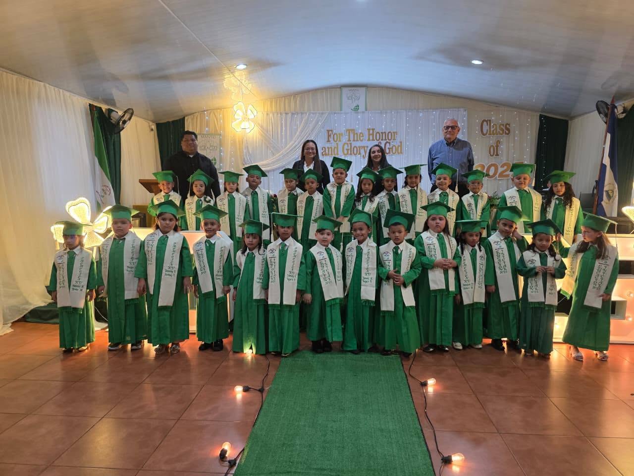 Graduados de preescolar con toga y birrete