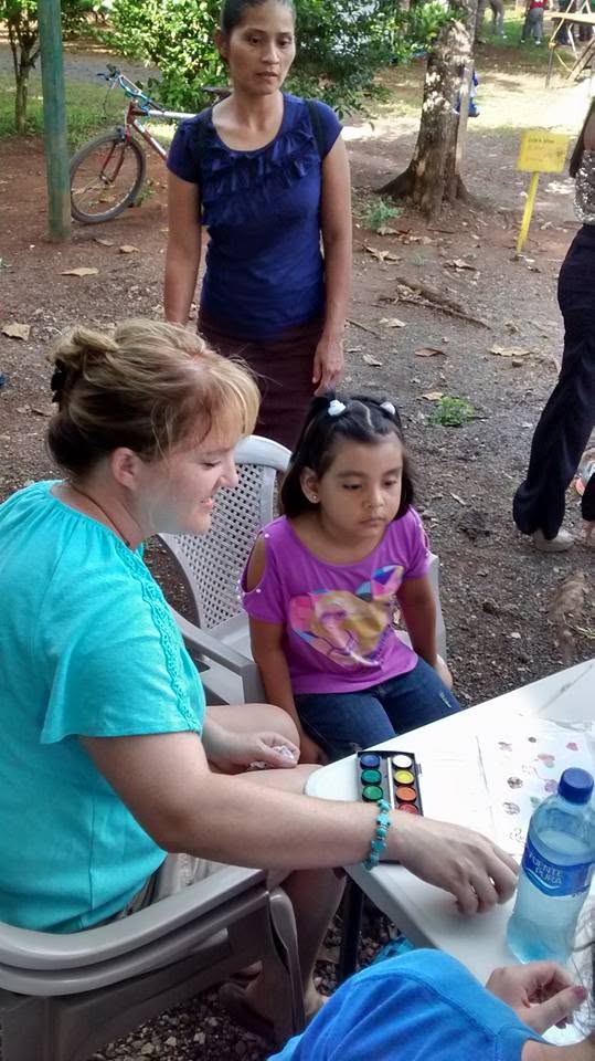 Sarah pintando con una estudiante