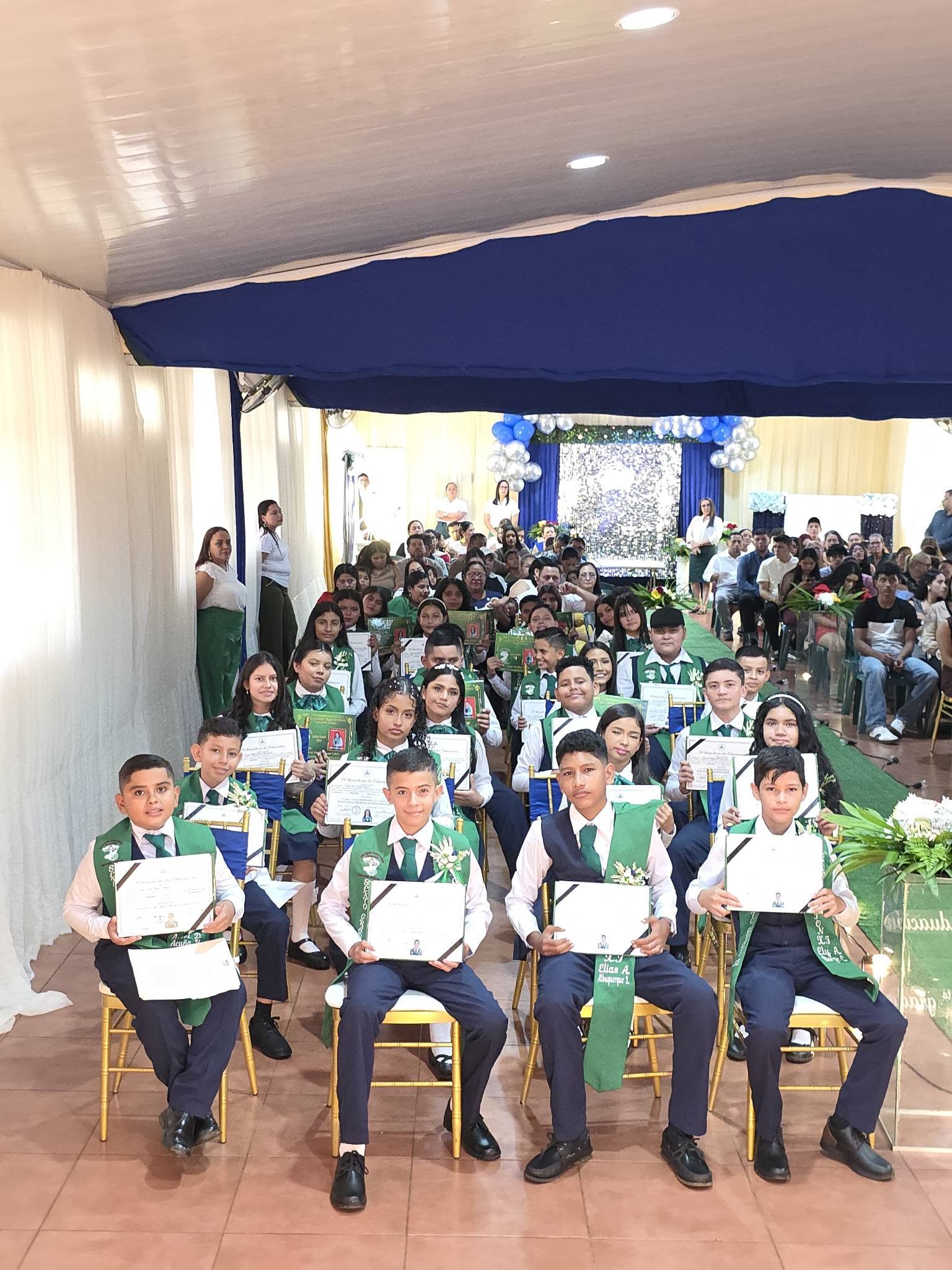 Promoción de sexto grado con sus certificados