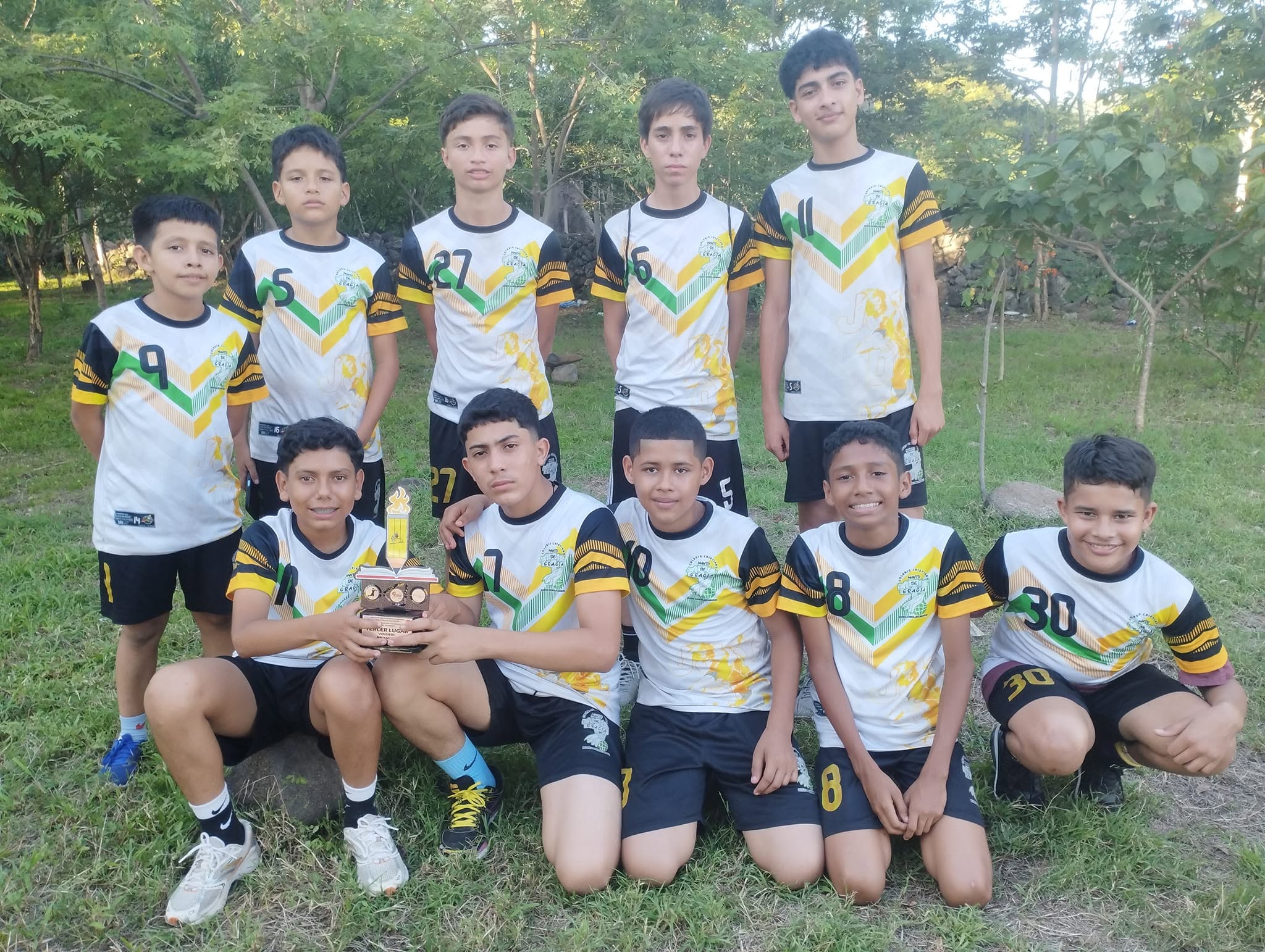 Un equipo del colegio sosteniendo un trofeo