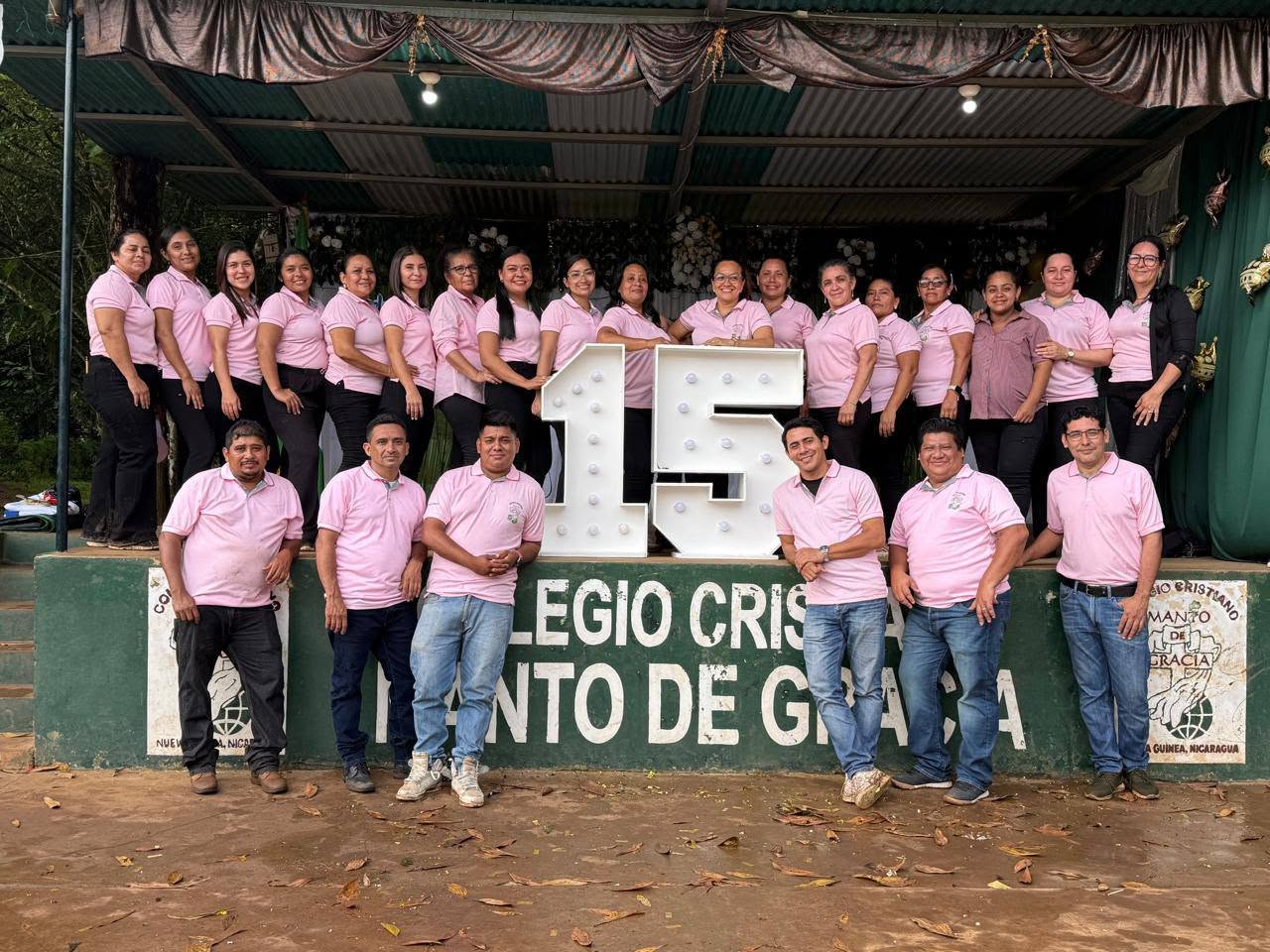 Maestros y personal en la celebración de los 15 años del colegio