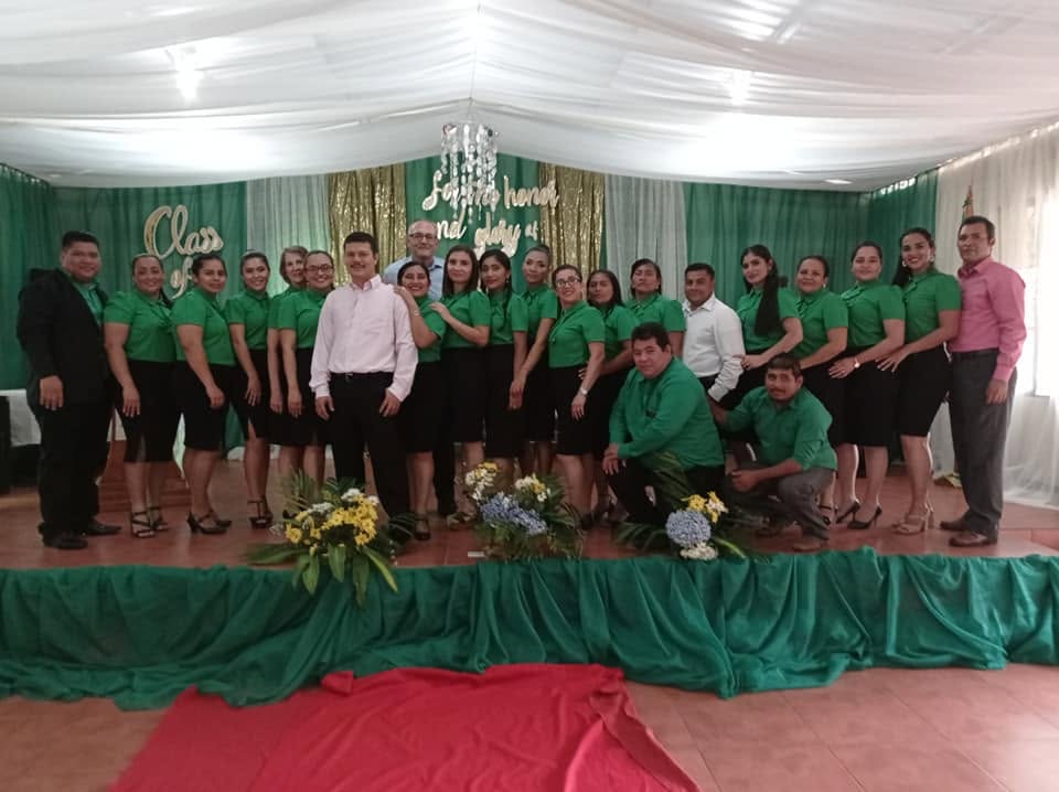 El equipo docente posando en el escenario