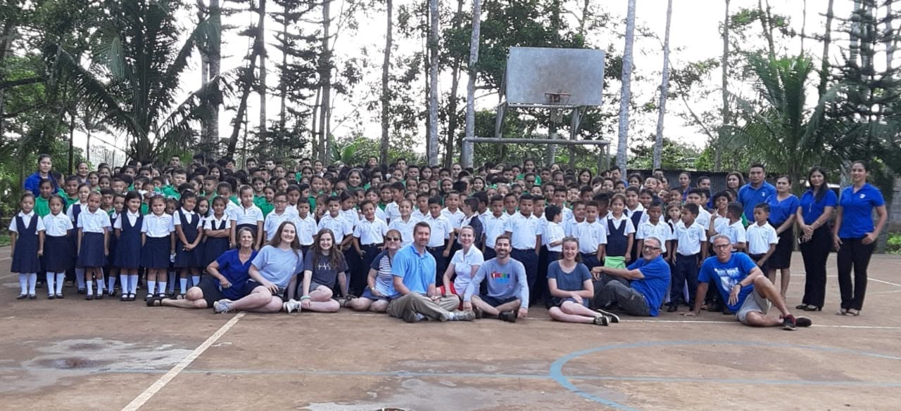 Un equipo misionero visitante con todo el estudiantado