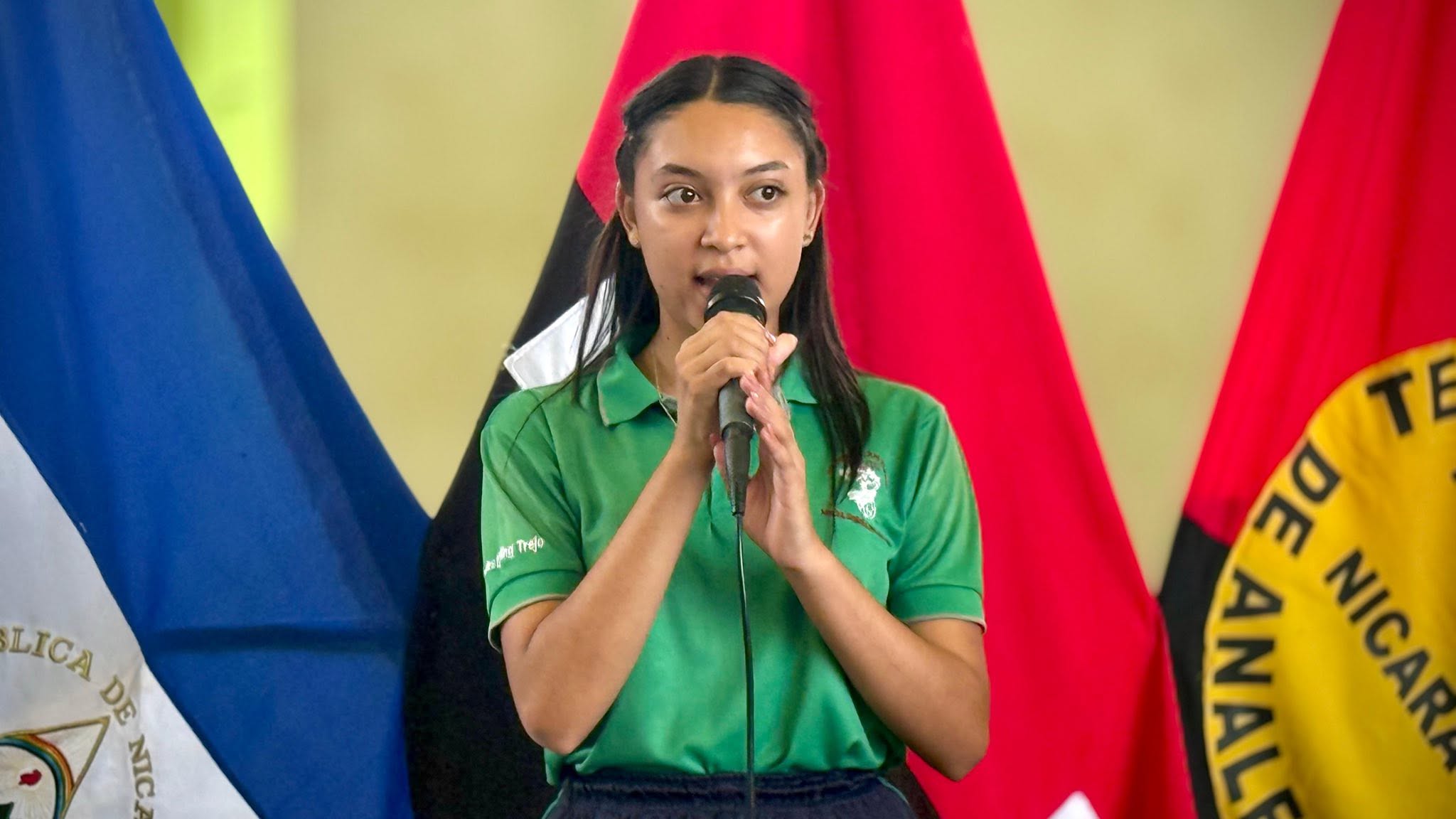 Una estudiante cantando en un acto escolar
