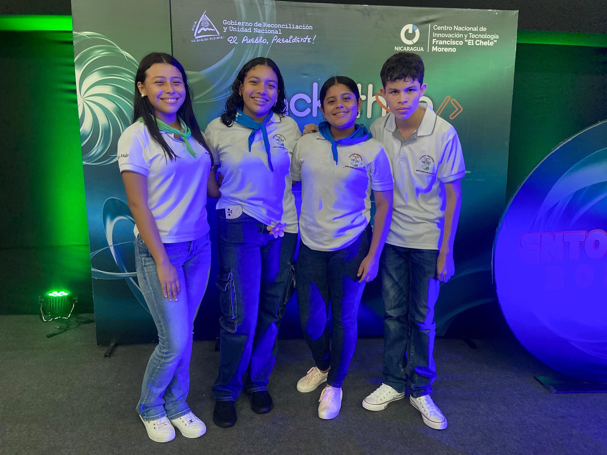 Estudiantes representando al colegio en una feria de innovación